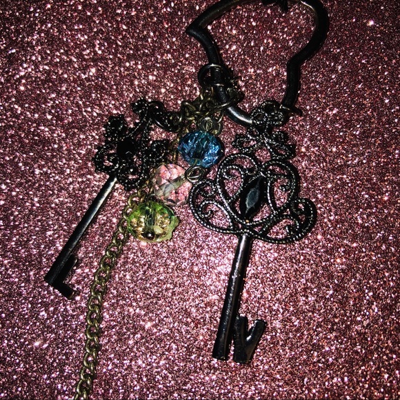 π Mini Key Heart Clasp Charm Necklace - Picture 3 of 12